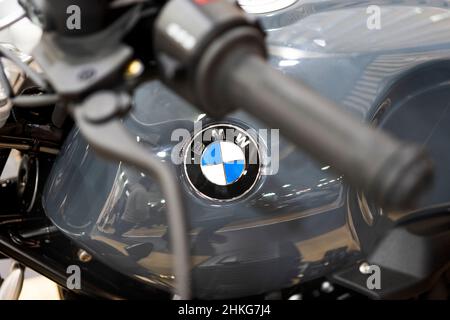 Nahaufnahme eines BMW-Logos auf dem Motorradtank. Stockfoto