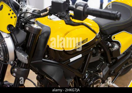 Ansicht des gelben Ducati Scrambler Motorrads. Internationale Motorradausstellung, Istanbul. Stockfoto
