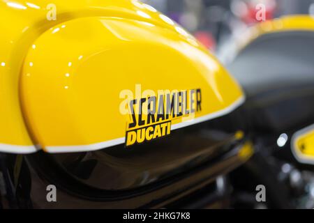 Ducati Scrambler Emblem und Logo auf dem Tank des Motorrads. Internationale Motorradausstellung, Istanbul. Stockfoto