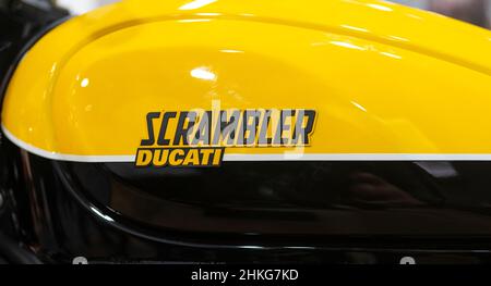 Ducati Scrambler Emblem und Logo auf dem Tank des Motorrads. Internationale Motorradausstellung, Istanbul. Stockfoto