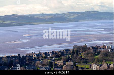 Dundee, Tayside, Schottland, Großbritannien. 4th. Februar 2022. UK Wetter: Viel Wintersonne mit einigen lückenhaften Wolken, die hereindriften. Ein sonniger Februarmorgen im Nordosten Schottlands mit Temperaturen von bis zu 5 Grad Eine farbenfrohe Winterlandschaft mit Blick auf die Uferpromenade von Dundee und den Fluss Tay vom „Law“ aus gesehen, den Überresten einer Vulkanschwelle und dem höchsten Punkt der Stadt. Kredit: Dundee Photographics/Alamy Live Nachrichten Stockfoto