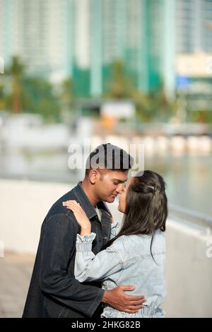 Junges Paar in der Liebe fast küssen, wenn im Freien stehen Stockfoto