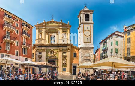 NIZZA, FRANKREICH - AUGUST 11: Fassade der barocken Kathedrale von Saint Reparata, gelegen am Place Rossetti in der Altstadt von Nizza, Cote d'Azur, Frankreich, A Stockfoto