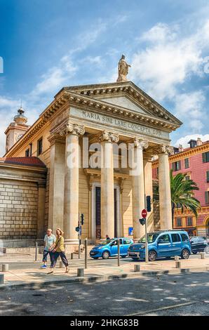 NICE, FRANKREICH - 11. AUGUST: Fassade der Kirche Notre-Dame du Port, Nizza, Cote d'Azur, Frankreich, am 11. August 2019. Die Kirche befindet sich direkt in fr Stockfoto