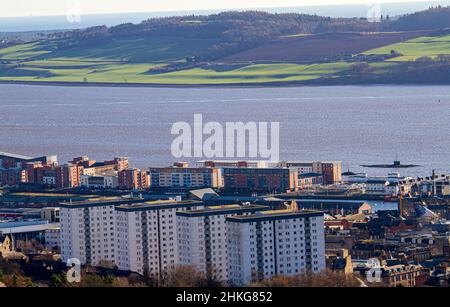 Dundee, Tayside, Schottland, Großbritannien. 4th. Februar 2022. UK Wetter: Viel Wintersonne mit einigen lückenhaften Wolken, die hereindriften. Ein sonniger Februarmorgen im Nordosten Schottlands mit Temperaturen von bis zu 5 Grad Eine farbenfrohe Winterlandschaft mit Blick auf die Uferpromenade von Dundee und den Fluss Tay vom „Law“ aus gesehen, den Überresten einer Vulkanschwelle und dem höchsten Punkt der Stadt. Kredit: Dundee Photographics/Alamy Live Nachrichten Stockfoto