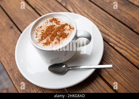 Tasse des traditionellen türkischen Wintergetränks Salep (Sahlep oder Sahlab), serviert mit Zimt auf der Oberseite im Istanbuler Café Stockfoto