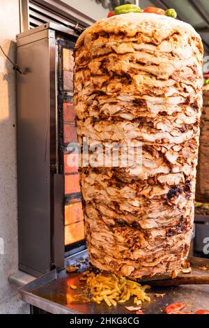 Gegrilltes Hähnchenfleisch auf einer vertikalen Rotisserie, die in der traditionellen türkischen Street Food Döner Kebab (Shawarma oder Gyros in anderen Kulturen) in Istanbul, T, verwendet wird Stockfoto