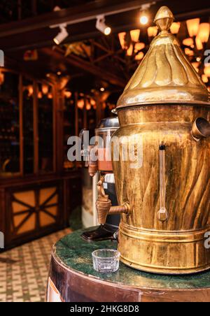 Traditionelles türkisches Wintergetränk Salep (Sahlep oder Sahlab) Urne im Istanbuler Café Stockfoto