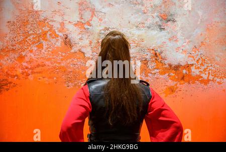 October Gallery, London, Großbritannien. 4th. Februar 2022. Expanding Horizons (3. Februar bis 12. März) ehrt die Autorin, Kuratorin und Kunsthistorikerin Pamela Kember, eine Treuhänderin der October Gallery, die sich leidenschaftlich für asiatische Kunst in Großbritannien und darüber hinaus eingesetzt hat. In der Ausstellung sind Werke von Govinda Sah Azad, Tian Wei, Jukhee Kwon und Kenji Yoshida vertreten. Bild: Gallery Staff with Serenity, 2021 von Govinda Sah ‘Azad'. Quelle: Malcolm Park/Alamy Live News Stockfoto