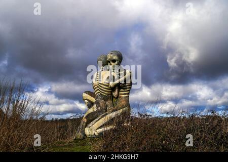 „The Nuba Survival“ ist eine fünf Meter hohe Statue von zwei Skeletten, die in einer Umarmung in Checkendon, Oxfordshire, eingesperrt sind. Die Statue wurde 2001 vom lokalen Künstler John Buckley geschaffen, der vor allem für seine Skulptur eines Hais bekannt ist, der in Headington aus einem Dach ragt, nachdem er die Nuba-Völker im Sudan besucht hatte. Bilddatum: Freitag, 4. Februar 2022. Bildnachweis sollte lauten: Steve Parsons/PA Wire Stockfoto