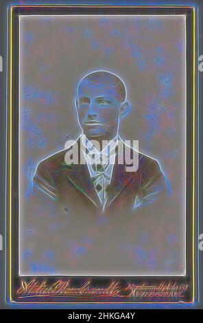 Inspiriert vom Portrait eines unbekannten Mannes, Atelier Rembrandt, Amsterdam, 1880 - 1911, Höhe 102 mm × Breite 64 mm, neu gestaltet von Artotop. Klassische Kunst neu erfunden mit einem modernen Twist. Design von warmen fröhlichen Leuchten der Helligkeit und Lichtstrahl Strahlkraft. Fotografie inspiriert von Surrealismus und Futurismus, umarmt dynamische Energie der modernen Technologie, Bewegung, Geschwindigkeit und Kultur zu revolutionieren Stockfoto