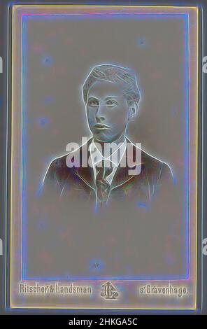 Inspiriert vom Portrait eines unbekannten Mannes, Ritscher & Landsman, Den Haag, 1896 - 1900, Höhe 105 mm × Breite 64 mm, neu gestaltet von Artotop. Klassische Kunst neu erfunden mit einem modernen Twist. Design von warmen fröhlichen Leuchten der Helligkeit und Lichtstrahl Strahlkraft. Fotografie inspiriert von Surrealismus und Futurismus, umarmt dynamische Energie der modernen Technologie, Bewegung, Geschwindigkeit und Kultur zu revolutionieren Stockfoto