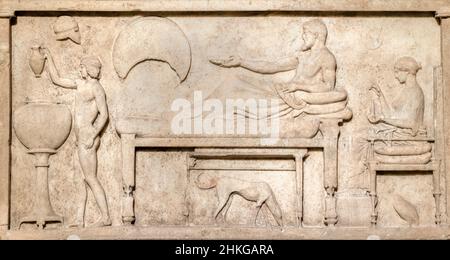 Marmor-Grabstele mit einer Bankettszene aus Thassos (griechisch). Stockfoto