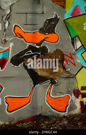 Ein Graffito aus Daffy Duck wird durch Korrosion beschädigt. Stockfoto