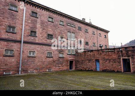 Heidelberg, Deutschland. 03rd. Februar 2022. Blick auf einen Innenhof und ein Gebäude des ehemaligen Gefängnisses 'Fauler Pelz'. (To dpa 'Dispute over 'Fauler Pelz' - City will die Arbeit im Ex-Gefängnis einstellen') Quelle: Uwe Anspach/dpa/Alamy Live News Stockfoto