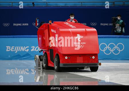 Eismaschine bereitet das Eis vor, Gesamtansicht, 4. FEBRUAR 2022 - Eiskunstlauf : Team Men's Short Programm während der Olympischen Winterspiele 2022 in Peking im Capital Indoor Stadium in Peking, 24 Peking Olympische Winterspiele 2022 in Peking vom 02/04/2022-02/20/2022. KEINE VERKÄUFE AUSSERHALB DEUTSCHLANDS ! Foto: Kenjiro Matsuo/AFLO via Sven Simon Fotoagentur GmbH & Co. Pressefoto KG # Prinzessin-Luise-Str. 41 # 45479 M uelheim/R uhr # Tel 0208/9413250 # Fax. 0208/9413260 # Account 244 293 433 # GLSB Arrival # Account 4030 025 100 # BLZ 430 609 67 # E-Mail: svensimon@t-online.de # www.svensimon.net. Stockfoto