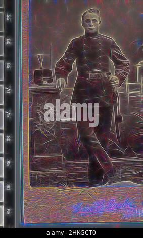 Inspiriert vom Porträt eines unbekannten jungen Mannes in Uniform, Gerardus Christiaan Smeekes, Utrecht, 1901 - 1908, Barytapapier, Höhe 104 mm × Breite 62 mm, neu gestaltet von Artotop. Klassische Kunst neu erfunden mit einem modernen Twist. Design von warmen fröhlichen Leuchten der Helligkeit und Lichtstrahl Strahlkraft. Fotografie inspiriert von Surrealismus und Futurismus, umarmt dynamische Energie der modernen Technologie, Bewegung, Geschwindigkeit und Kultur zu revolutionieren Stockfoto