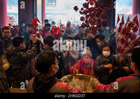 Hongkong, China. 03rd. Februar 2022. Die Gläubigen beten am dritten Tag des Mondneujahres im Sha Tin Che Kung Tempel, um Weihrauch anzuzünden und um Segen und Glück für die Gottheiten im kommenden Jahr in Hongkong zu beten. Kredit: SOPA Images Limited/Alamy Live Nachrichten Stockfoto