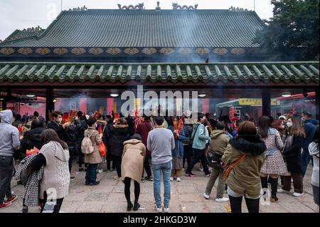 Hongkong, China. 03rd. Februar 2022. Die Gläubigen beten am dritten Tag des Mondneujahres im Sha Tin Che Kung Tempel, um Weihrauch anzuzünden und um Segen und Glück für die Gottheiten im kommenden Jahr in Hongkong zu beten. Kredit: SOPA Images Limited/Alamy Live Nachrichten Stockfoto