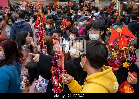 Hongkong, China. 03rd. Februar 2022. Die Gläubigen beten am dritten Tag des Mondneujahres im Sha Tin Che Kung Tempel, um Weihrauch anzuzünden und um Segen und Glück für die Gottheiten im kommenden Jahr in Hongkong zu beten. Kredit: SOPA Images Limited/Alamy Live Nachrichten Stockfoto