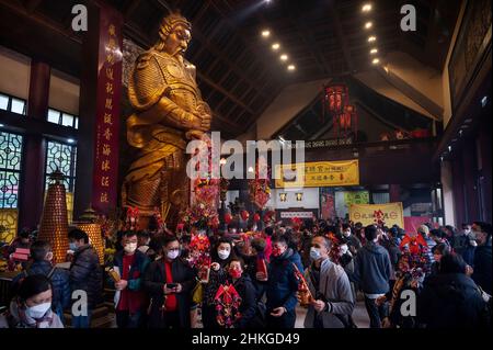 Hongkong, China. 03rd. Februar 2022. Die Gläubigen beten am dritten Tag des Mondneujahres im Sha Tin Che Kung Tempel, um Weihrauch anzuzünden und um Segen und Glück für die Gottheiten im kommenden Jahr in Hongkong zu beten. Kredit: SOPA Images Limited/Alamy Live Nachrichten Stockfoto