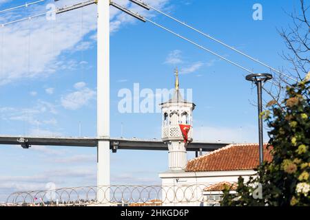 Eine perspektivische Ansicht der Uryanizade-Moschee mit der Bosporus-Brücke in Kuzguncuk. Kuzguncuk ist ein Viertel im Stadtteil Uskudar in Istanbul. Stockfoto