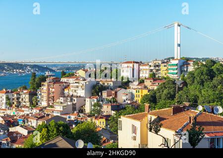 Blick auf die bunten Gebäude in Kuzguncuk. Kuzguncuk ist ein Viertel im Stadtteil Uskudar in Istanbul. Stockfoto