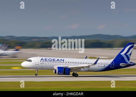 München, Deutschland - September 12. 2021 : Aegean Airlines Airbus A320-271N mit der Flugzeugzulassung SX-NED landet auf der südlichen Landebahn 26L von Stockfoto