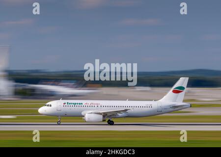 München, Deutschland - September 12. 2021: European Air Charter Airbus A320-231 mit der Flugzeugzulassung startet LZ-LAB auf der Südbahn 26 Stockfoto