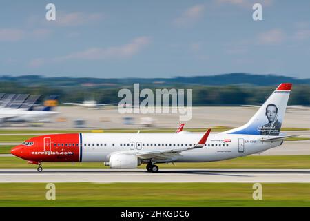 München, Deutschland - September 12. 2021: Der norwegische Air Shuttle AOC Boeing 737-8JP mit der Flugzeugregistrierung LN-ENR startet auf der südlichen Runwa Stockfoto