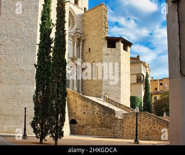 Die Stiftskirche St. Felix (Collegiata de Sant Feliu) ist eine Basilika, die dem Hl. Felix in der spanischen Stadt Girona gewidmet ist, Stockfoto