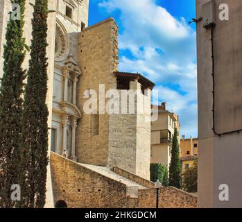 Die Stiftskirche St. Felix (Collegiata de Sant Feliu) ist eine Basilika, die dem Hl. Felix in der spanischen Stadt Girona gewidmet ist, Stockfoto