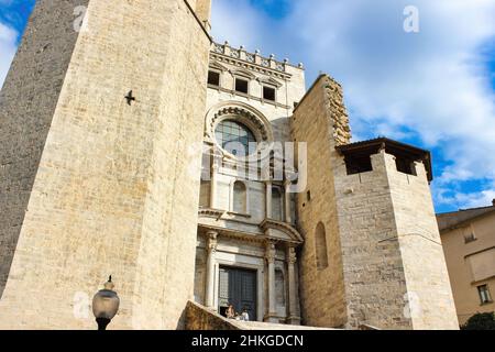 Die Stiftskirche St. Felix (Collegiata de Sant Feliu) ist eine Basilika, die dem Hl. Felix in der spanischen Stadt Girona gewidmet ist, Stockfoto