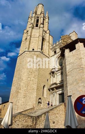 Die Stiftskirche St. Felix (Collegiata de Sant Feliu) ist eine Basilika, die dem Hl. Felix in der spanischen Stadt Girona gewidmet ist, Stockfoto