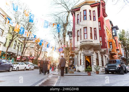 Blick auf historische, farbenfrohe Gebäude in Kuzguncuk. Kuzguncuk ist ein Stadtteil im Stadtteil Uskudar in Istanbul, Türkei. Stockfoto