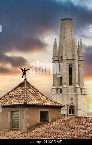 Die Stiftskirche St. Felix (Collegiata de Sant Feliu) ist eine Basilika, die dem Hl. Felix in der spanischen Stadt Girona gewidmet ist, Stockfoto