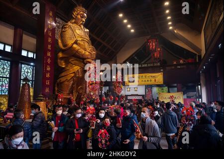 Hongkong, China. 03rd. Februar 2022. Die Gläubigen beten am dritten Tag des Mondneujahres im Sha Tin Che Kung Tempel, um Weihrauch anzuzünden und um Segen und Glück für die Gottheiten im kommenden Jahr in Hongkong zu beten. (Foto von Miguel Candela/ SOPA Images/Sipa USA) Quelle: SIPA USA/Alamy Live News Stockfoto