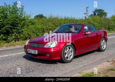 2000 rotes Mercedes Benz SLK 200 Kompressor 1998cc Cabriolet; auf dem Weg zur Capesthorne Hall classic July Car Show, Ceshire, UK Stockfoto