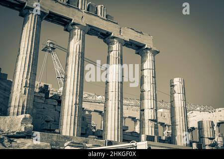 Schwarz-Weiß-Bild der Details Figuren Skulpturen Säulen der Akropolis von Athen mit erstaunlichen und schönen Ruinen Parthenon und blaue Wolke Stockfoto