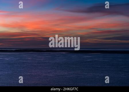 Majestätischer Sonnenuntergang über ruhigem Wasser in der Bucht von Arcachon im Atlantischen Ozean von der Düne von Pilat aus gesehen. Frankreich Stockfoto