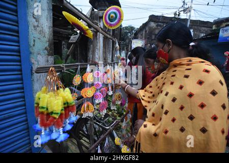 Howrah, Indien. 04th. Februar 2022. Am letzten Abend vor der am 5th. Februar 2022 zu beobachtenden Veranstaltung in der Stadt werden Puja-Materialien beschafft. (Foto von Biswarup Ganguly/Pacific Press) Quelle: Pacific Press Media Production Corp./Alamy Live News Stockfoto