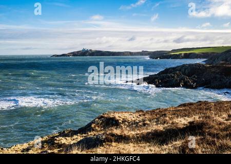 Blick entlang der felsigen Küste zum Point Lynas. Amlwch, Isle of Anglesey, North Wales, Großbritannien Stockfoto