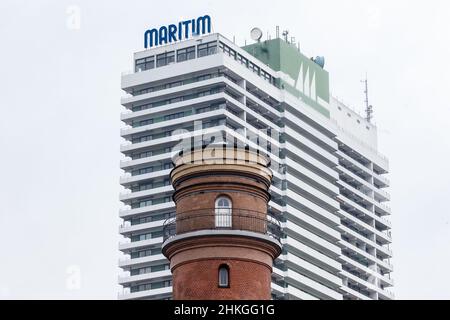 04. Februar 2022, Schleswig-Holstein, Lübeck-Travemünde: Blick auf das Hotel Maritim mit dem ältesten Leuchtturm Deutschlands davor. Foto: Markus Scholz/dpa Stockfoto