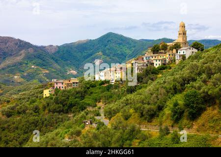 Italienische mittelalterliche Dörfer auf den Hügeln - Ligurien, Norditalien Stockfoto