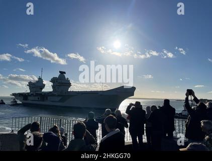 HMS Prince of Wales kehrt zum Marinestützpunkt Portsmouth zurück. Stockfoto