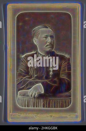 Inspiriert von Portrait eines unbekannten Mannes in Uniform, Willem Gerhardus Kuijer, Amsterdam, 1880 - 1899, Papier, Albumenprint, Höhe 103 mm × Breite 63 mm, neu gestaltet von Artotop. Klassische Kunst neu erfunden mit einem modernen Twist. Design von warmen fröhlichen Leuchten der Helligkeit und Lichtstrahl Strahlkraft. Fotografie inspiriert von Surrealismus und Futurismus, umarmt dynamische Energie der modernen Technologie, Bewegung, Geschwindigkeit und Kultur zu revolutionieren Stockfoto