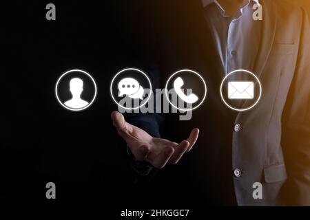 Geschäftsmann Hand halten, drücken auf Symbol Telefon, Mail, Telefon, Nachricht, Post und Person, Benutzer. Customer Service Call Center kontaktieren Sie uns concept.Banner, Stockfoto