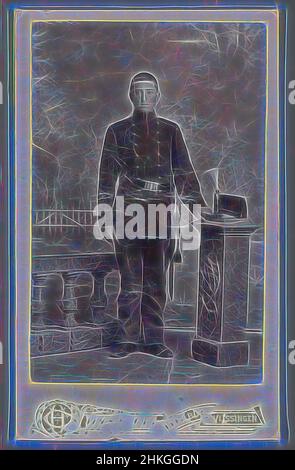 Inspiriert von Portrait eines unbekannten Mannes in Uniform, Cornelis Henning, Middelburg, 1905 - 1914, Barytapapier, Höhe 104 mm × Breite 64 mm, neu gestaltet von Artotop. Klassische Kunst neu erfunden mit einem modernen Twist. Design von warmen fröhlichen Leuchten der Helligkeit und Lichtstrahl Strahlkraft. Fotografie inspiriert von Surrealismus und Futurismus, umarmt dynamische Energie der modernen Technologie, Bewegung, Geschwindigkeit und Kultur zu revolutionieren Stockfoto