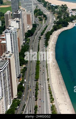 Arial Blick auf Lake Shore Drive vom Hancock Tower Observatorium Stockfoto