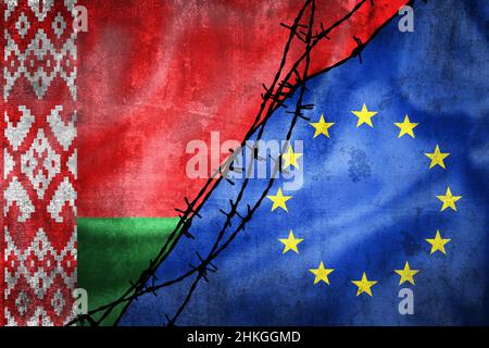 Grunge Flaggen von Belarus und der Europäischen Union geteilt durch Stacheldraht Illustration, Konzept der angespannten Beziehungen in der Migranten-Grenzkrise Stockfoto